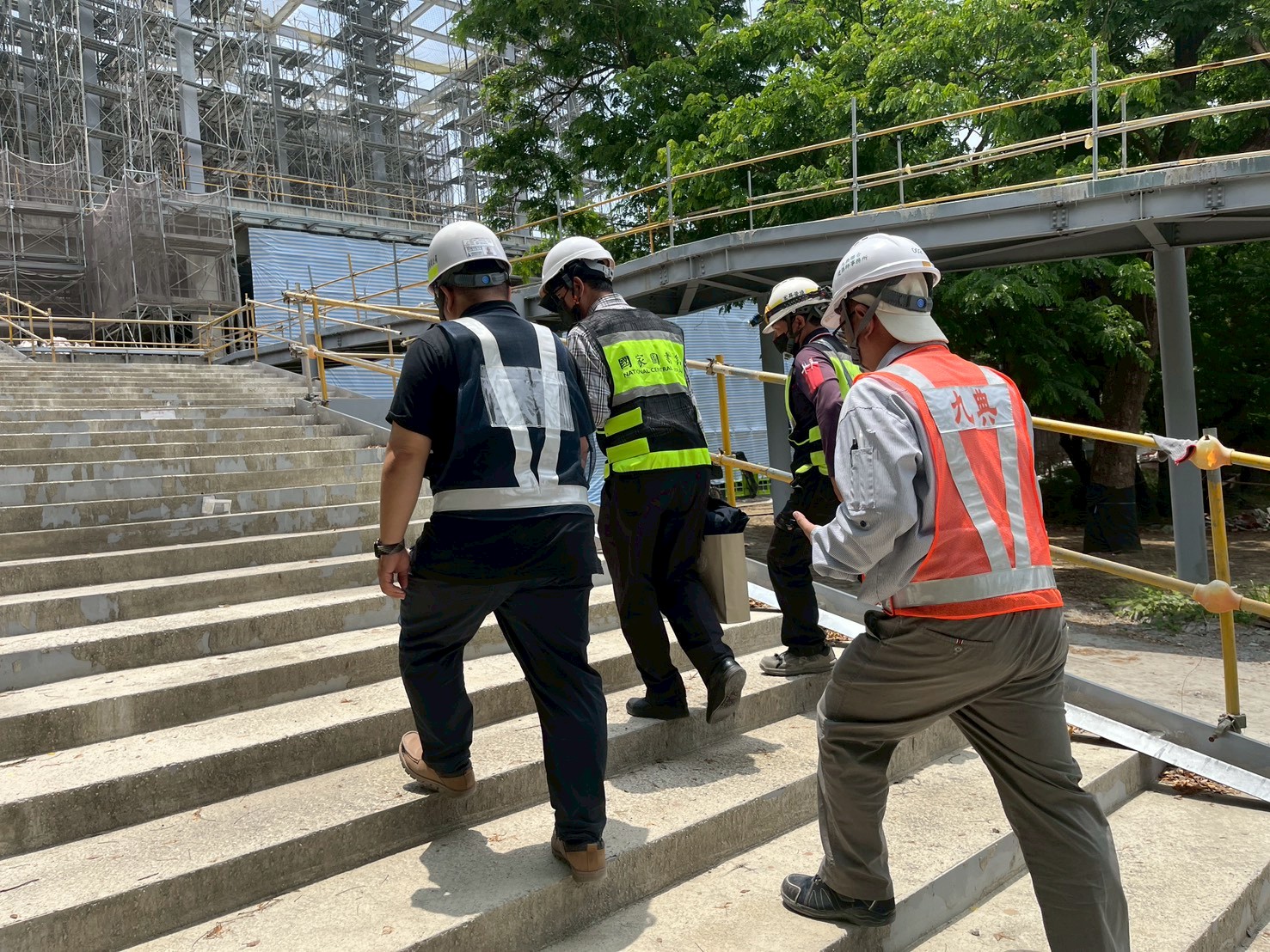 LINE ALBUM 202654代理館長視察新建工程現場 260506 5