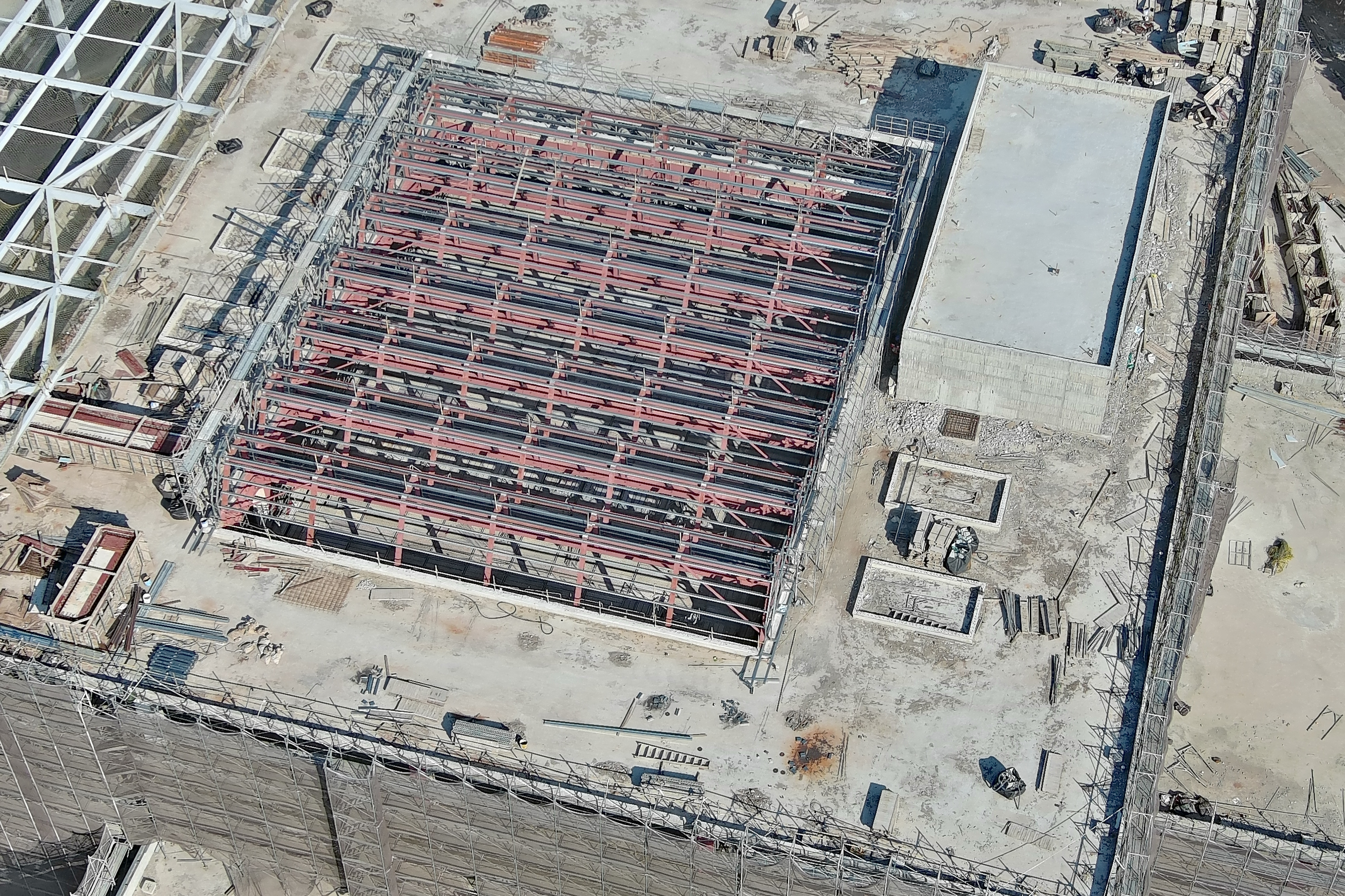 20251202 圖書館屋頂天窗骨架安裝