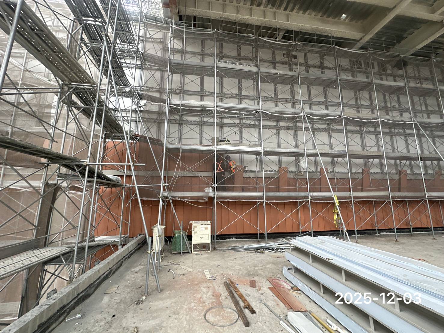 20251203 圖書館ASRS區北面陶板安裝