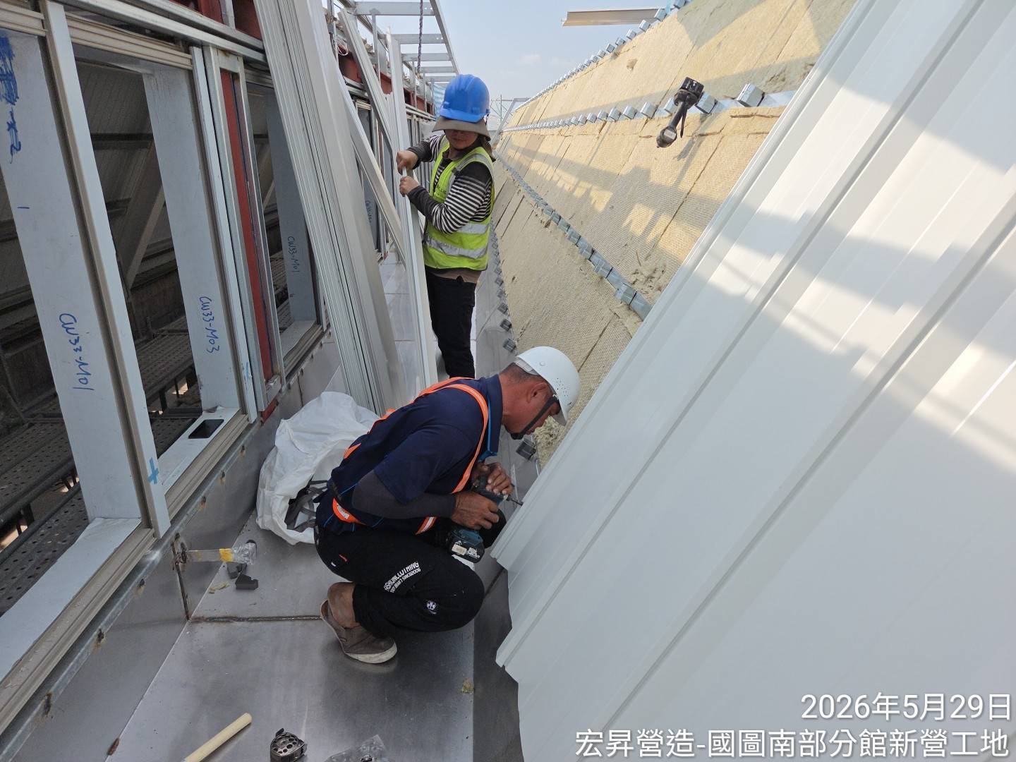 圖書館區屋頂上層板岩棉安裝水槽安裝